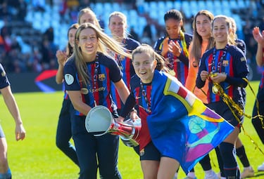 Pina y Alexia Putellas celebran la Supercopa de España Femenina.