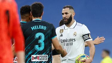 El delantero del Real Madrid Karim Benzema se lleva el balón al marcar tres goles tras el encuentro correspondiente a la jornada 32 de LaLiga Santander que Real Madrid y UD Almería disputaron este sábado en el Santiago Bernabéu, en Madrid.