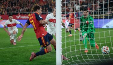 2-2. Despeje bajo palos de Merih Demiral al remate de Yeremy Pino, el balón rebota en Çaglar Söyüncü y Mikel Oyarzabal atento, empuja el balón a placer para anotar el segundo.