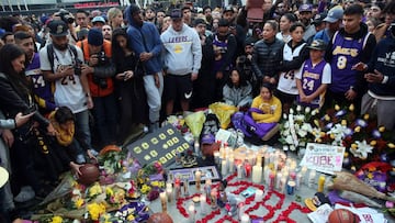 Los Angeles (United States), 27/01/2020.- Fans place flowers, candles and memorabilia during a vigil for late Los Angeles Lakers guard Kobe Bryant, at the LA Live entertainment complex across the street from the Staples Center, home of the Los Angeles Lakers, in Los Angeles, California, USA, 26 January 2020. According to media reports, former NBA basketball player Kobe Bryant died in a helicopter crash in Calabasas, California, USA on 26 January 2020. He was 41. (Baloncesto, Estados Unidos) EFE/EPA/ADAM S DAVIS