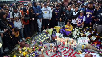 Los Angeles (United States), 27/01/2020.- Fans place flowers, candles and memorabilia during a vigil for late Los Angeles Lakers guard Kobe Bryant, at the LA Live entertainment complex across the street from the Staples Center, home of the Los Angeles Lakers, in Los Angeles, California, USA, 26 January 2020. According to media reports, former NBA basketball player Kobe Bryant died in a helicopter crash in Calabasas, California, USA on 26 January 2020. He was 41. (Baloncesto, Estados Unidos) EFE/EPA/ADAM S DAVIS