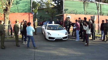 El volante luce en la cancha, pero también fuera de ella, donde exhibe su colección de automóviles. Su última adquisición fue un Fiat Panda.