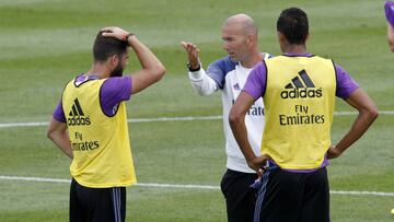 El plan de Zidane de poner tres centrales se queda sin sustento