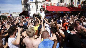 El centro de Marsella y su emblemático Vieux-Port (Puerto Viejo) vivieron ayer varios disturbios violentos. Decenas de aficionados ingleses arrojaron objetos contra las fuerzas del orden, que respondieron con gases lacrimógenos.