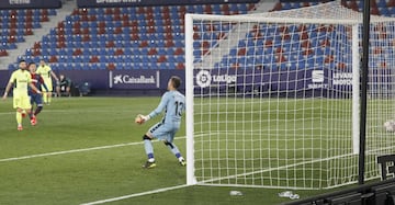 ¡Empata el partido el líder, con algo de fortuna! ¡Disparó Llorente desde el balcón del área, la tocó con la frente Rober Pier y dejó vendido a Aitor, que se quedó anclado en el suelo!