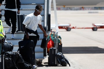 Nico Williams tras bajar del avión en Madrid. 