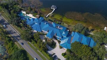 La mansión de Shaquille O'nille se encuentra en Windermere, Florida, sobre 3 hectáreas de terrenos privados y vistas al lago Butler. La vivienda cuenta con 2.880 metros cuadrados habitables, 12 habitaciones y 15 baños. Incluye una cancha de baloncesto cubierta y un garaje para automóviles con sala de exposición.