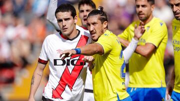 MADRID, SPAIN - OCTOBER 22: Sergio Camello of Rayo Vallecano, Luis Alfonso Pacha Espino of Cadiz CF during the La Liga Santander match between Rayo Vallecano v Cadiz FC at the Campo de Futbol de Vallecas on October 22, 2022 in Madrid Spain (Photo by David S. Bustamante/Soccrates/Getty Images)