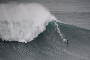 Un competidor durante el Tudor Nazaré Big Wave Challenge 2024 que se desarrolla estos días entre olas épicas de 10 a 12 metros en la mundialmente famosa Praia do Norte en Nazaré, Portugal.