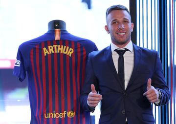 Arthur fue presentado como nuevo jugador del Barcelona el 12 de julio de 2018. El club catalán pagó 31 millones más nueve en variables tal y como se acordó el pasado mes de marzo. Arthur firma por seis temporadas, hasta junio de 2024 y su cláusula de rescisión será de 400 millones de euros.
 