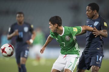Con Santos Laguna logró debutar en el Clausura 2017 pero se abrió la oportunidad de irse a la Eredivisie con Groningen, donde lucha para ganarse, la titularidad.
