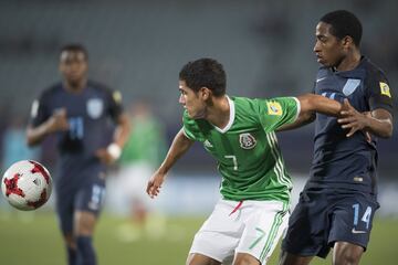 Con Santos Laguna logró debutar en el Clausura 2017 pero se abrió la oportunidad de irse a la Eredivisie con Groningen, donde lucha para ganarse, la titularidad. 