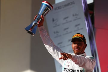 El hexacampeón del mundo Lewis Hamilton con el trofeo de subcampeón en la carrera de Austin.