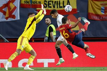 Remate acrobático de Rodrigo Hernández. Centro de Jordi Alba, falla en el despeje Gianluigi Donnarumma y el medio centro español dispara rozando el balón en el larguero.