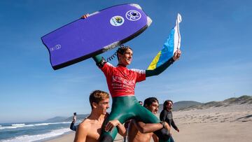 Armide Soliveres sale a hombros del agua tras conseguir ser el Pro Junior World Champion de bodyboard en Viana (Portugal).