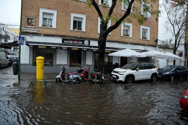 Calles anegadas de agua tras las lluvias torrenciales en la jornada de hoy en Sevilla.