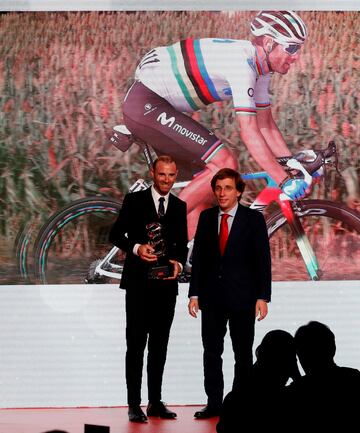 El ciclista Alejandro Valverde recibe el trofeo que le entrega José Luis Martínez-Almeida, alcalde de Madrid.