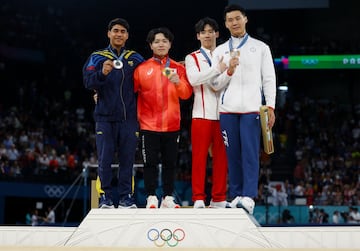 El gimnasta colombiano logró la medalla de plata en la prueba de barra fija de los Juegos Olímpicos de París 2024 tras lograr una clasificación de 14.533, misma puntuación del japonés Shinnosuke Oka que fue oro gracias a su ejecución.  