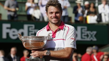 Stanislas Wawrinka posa con el trofeo de campeón de Roland Garros 2015.