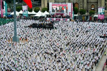 La clase se ha desarrollado en el Z¨®calo, la plaza central de la ciudad de M¨¦xico para intentar superar el r¨¦cord que ostenta actualmente Mosc¨², que en 2017 reuni¨® a unos 3.000 participantes.