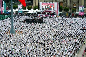 La clase se ha desarrollado en el Zócalo, la plaza central de la ciudad de México para intentar superar el récord que ostenta actualmente Moscú, que en 2017 reunió a unos 3.000 participantes.