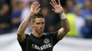 Fernando Torres saluda a la afición del Atlético.