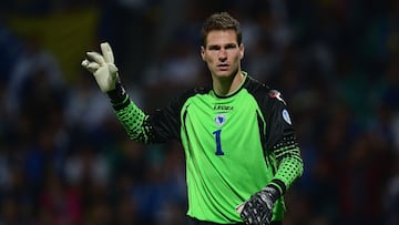 Asmir Begovic durante un partido con Bosnia.