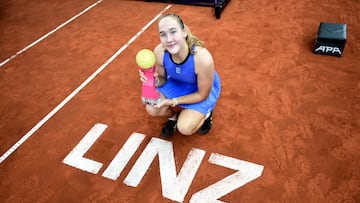 Mirra Andreeva, con el trofeo de campeona en Linz.