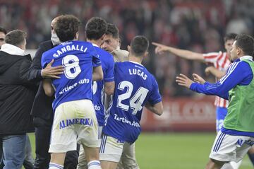 Bronca en el césped tras finalizar el partido entre los jugadores de ambos equipos. En la imagen, el jugador del Sporting Jony (de paisano), Sangalli y Lucas Ahijado.