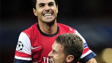 Gervinho y Podolski desatascan al Arsenal