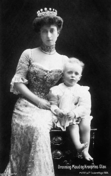 Empatada en la cuarta posición encontramos la primera joya de la Corona que no pertenece a la casa real británica. Esta tiara de diamantes rematada con perlas en forma de lágrima fue el regalo de bodas de los Príncipes de Gales, Eduardo y Alejandra, a su hija, la Princesa Maud para su enlace con el Príncipe Carlos de Dinamarca en 1896. Ambos se convertirían años después en reyes de Noruega. En 1995 fue robada de una caja fuerte y los joyeros ingleses Garrard realizaron una réplica casi exacta.