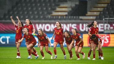 Las jugadoras de la Selección española Sub-19 celebran su segunda Eurocopa seguida.