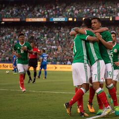 México hace honor a su condición de favorito al vencer a El Salvador