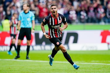 Sus modestos registros goleadores aumentaron de manera exponencial ya que en dos temporadas con el Eintracht (2019-2020 y 2020-2021), anotó 40 goles. El equipo alemán primero lo tuvo en préstamo y posteriormente lo fichó por 3M€.