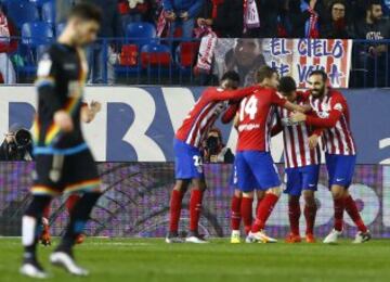 Los jugadores del Atlético de Madrid celebran el tercer gol ante el Rayo Vallecano, durante el partido de vuelta de los octavos de final de la Copa del Rey disputado esta noche en el estadio Vicente Calderón