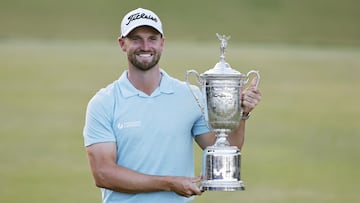 El golfista estadounidense Wyndham Clark posa con el trofeo de campeón del US Open 2023 en el North Course de Los Angeles Country Club de Los Angeles, California.