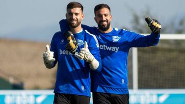 Pacheco, a la derecha, deja su sitio a Sivera en la portería albiazul.