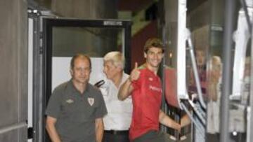 <b>SIN BAJAR DEL AUTOBÚS. </b>Llorente sonríe tras saber la resolución.