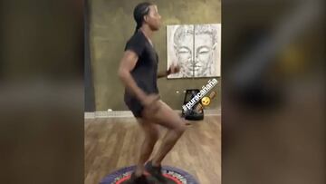 La roca saltando en cama elástica