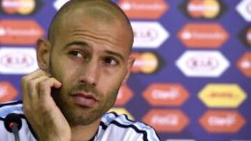 Argentina's midfielder Javier Mascherano gestures during a press conference in Vina del Mar, Chile, on June 25, 2015, during the Copa America 2015. Argentina will face Colombia on June 26. AFP PHOTO/JUAN BARRETO