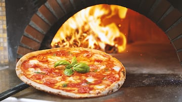 Pizza Margherita, tomato, mozzarella, basil