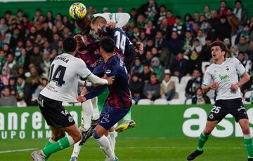 Sekou Gassama, del Racing, intenta rematar en pugna con Jorge Pulido, del Huesca.