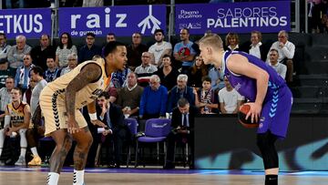 El base neerlandés del Zunder Palencia Keye Van der Vuurst (d) y el base estadounidense del UCAM Murcia Troy Coupain en el partido de la Liga Endesa que se disputa este sábado en Palencia.