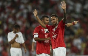 Zico y Neymar unidos por homenaje a Chapecoense en el Maracaná