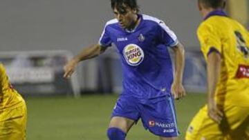 <b>VICTORIA. </b>El azulón Míchel controla un balón. A la derecha, el capitán Casquero recoge el Trofeo.