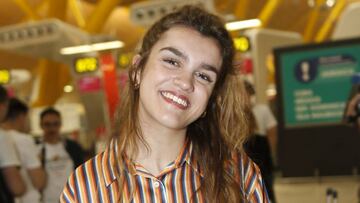 La cantante Amaia Romero en el aeropuerto de Madrid antes de poner rumbo a Lisboa para el Festival de Eurovisi&oacute;n 2018.