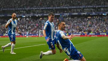 CORNELLÁ DE LLOBREGAT (BARCELONA), 30/04/2023.- El delantero del Espanyol Joselu (d) celebra su gol, primero del equipo catalán ante el Getafe, durante el partido de Liga de Primera División correspondiente a la jornada 32 que disputan RCD Espanyol y Getafe CF hoy domingo en el RCDE Stadium. EFE/Alejandro García
