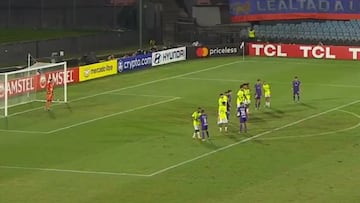 Un chileno hace historia en Copa Libertadores: fue elegido la figura del partido por atajadas como esta