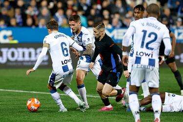 Acción de Fermín López dentro del área del Leganés y rodeado de jugadores pepineros.