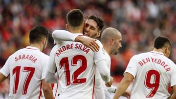 GRAF6285. SEVILLA, 25/11/2018.- El delantero del Sevilla Andr&eacute; Silva celebra el gol que ha marcado ante el Valladolid, el primero del equipo, durante el partido de la decimotercera jornada de Liga que disputan en el estadio S&aacute;nchez Pizjuan. 